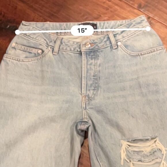 ASOS DESIGN Curve high rise distressed mom jeans light wash with rips 28/30 - Picture 10 of 13